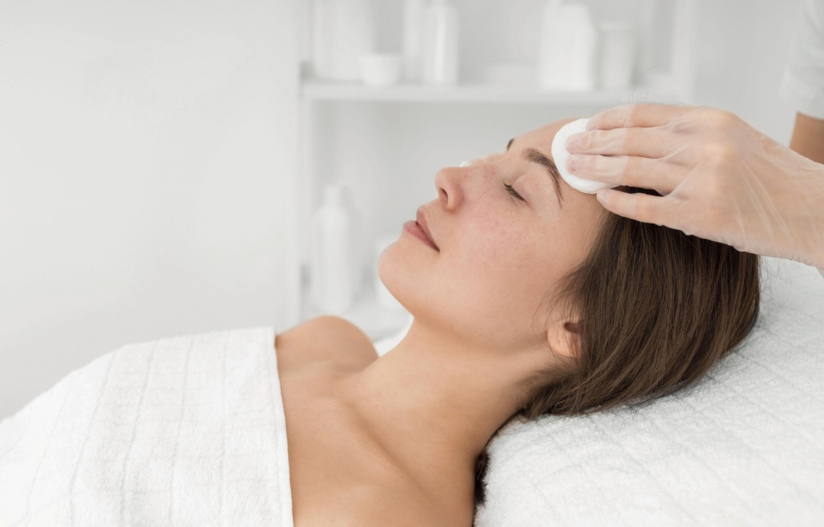 female-client-at-salon-for-face-care-routine-with-cleansing-disks